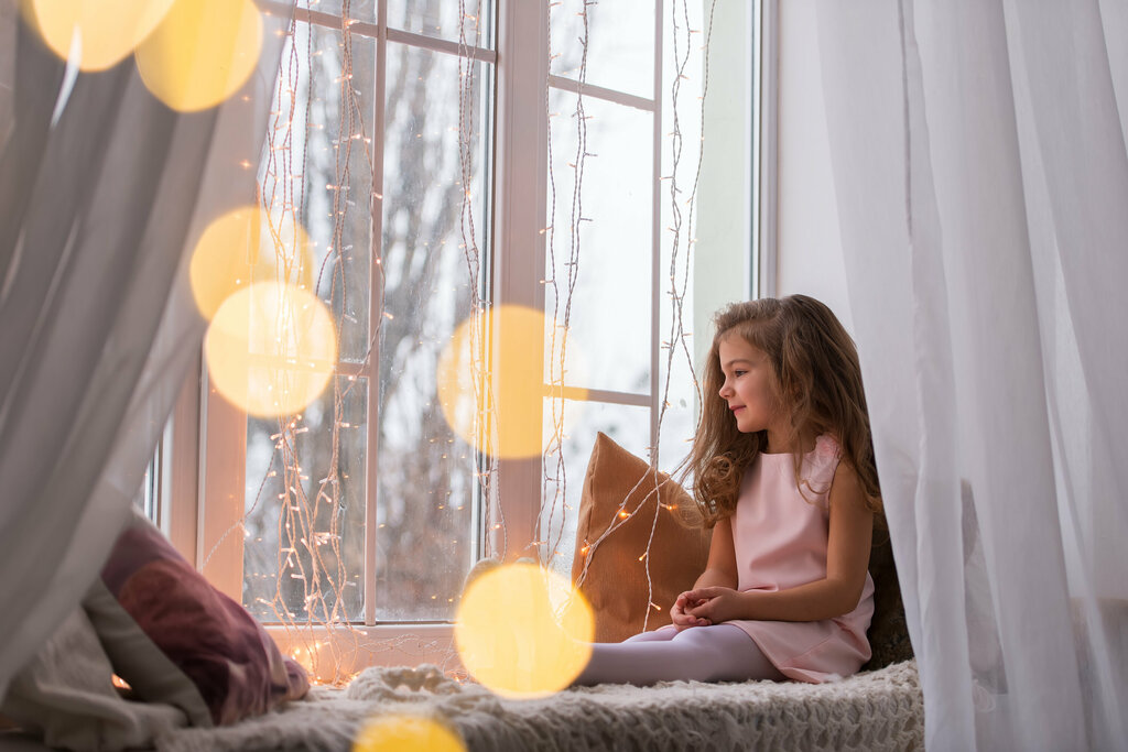 Einweihungs-Party-2 Mädchen am Fenster