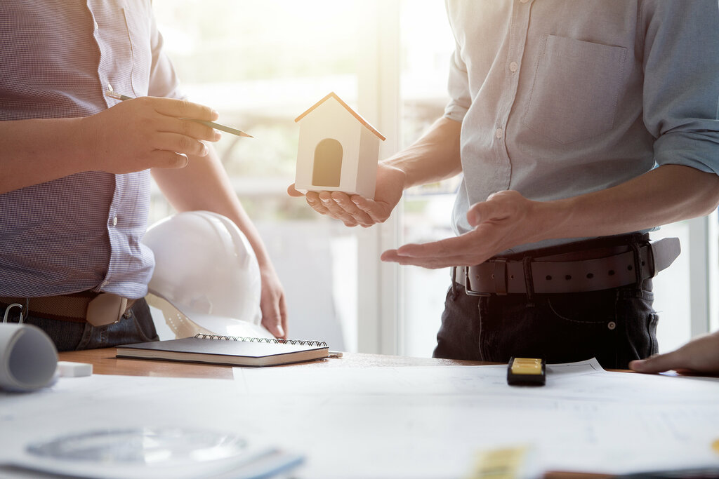 finanzierung-vertrag-termin-gespraech-unterlagen-03 Bauherr und Architket diskutieren die Bauleistungen.