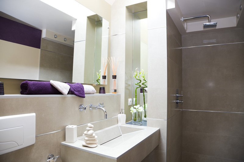 Fotolia_17558982_Subscription_XXL Badezimmer mit Waschbecken und Dusche