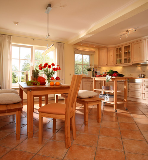 Fotolia_30925310_Subscription_L Stühle am Küchentisch