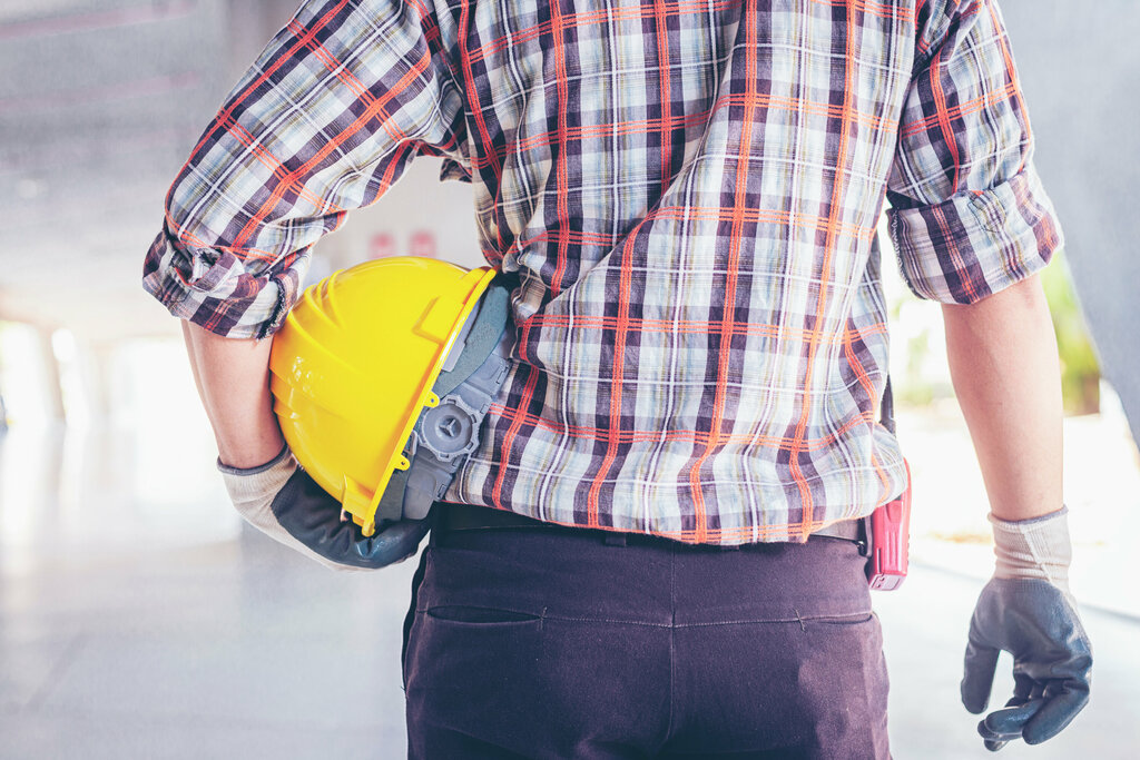 handwerker-arbeiten-am-haus-baustelle-rohbau-14 Handwerker mit Helm und Handschuhen im Inneren einer Baustelle.