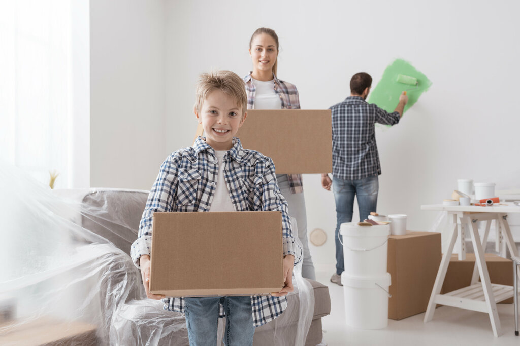 Familie beim Einzug
