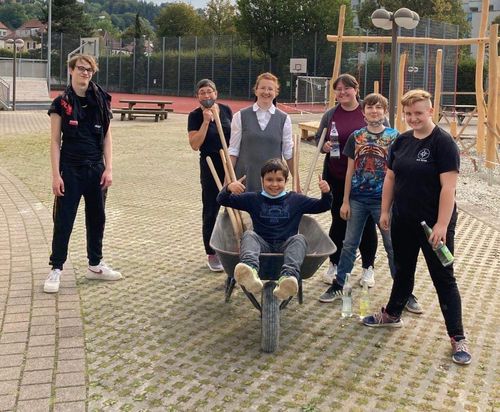 Kinder vor dem Niederseilgarten