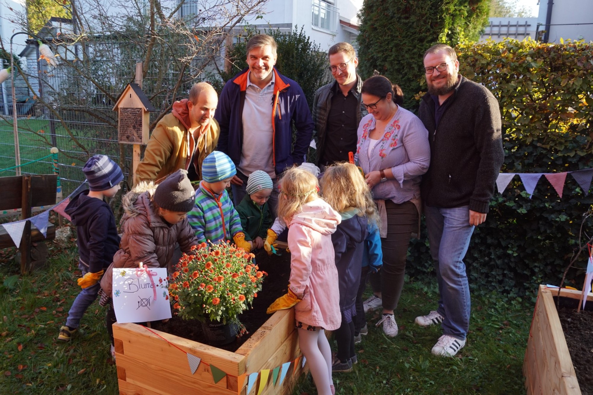 Gruppenfoto bei Übergabe der Hochbeete in Pfaffenhofen
